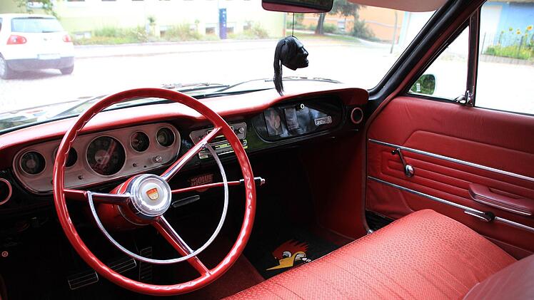 Der Ford Taunus 20M hat vorne eine durchgehende Sitzbank. Foto: Andreas Dorsch