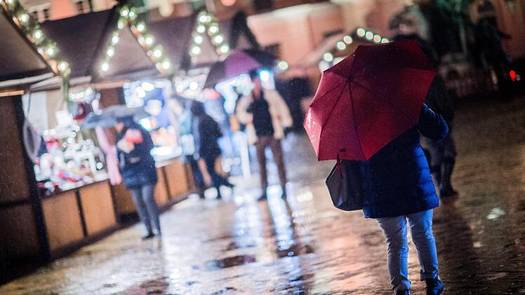 Ist der Regenschirm unser Dauerbegleiter diese Woche? So wird das Wetter in Franken für den Rest der Woche. Foto: Sophia Kembowski/dpa