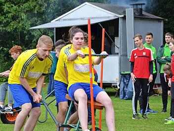 Die richtige Balance zu finden, war gar nicht so einfach. Hier ist das Team vom SV Ahlstadt beim Spiel "Wasser-Lieferservice" in Aktion zu sehen.  Foto: Christian Dreßel