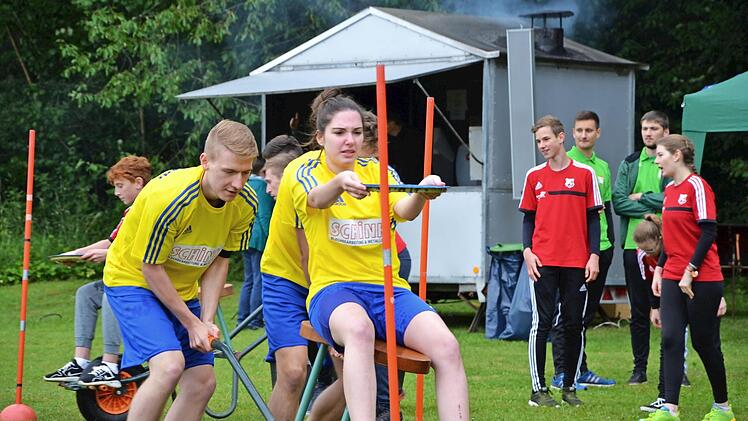 Die richtige Balance zu finden, war gar nicht so einfach. Hier ist das Team vom SV Ahlstadt beim Spiel "Wasser-Lieferservice" in Aktion zu sehen.  Foto: Christian Dreßel