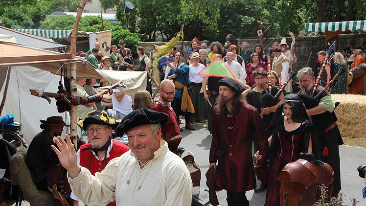 Bürgermeister Jürgen Hennenmann (vorn) und Türmer Armin Dominka führen den historischen Zug durchs Festgelände an.
