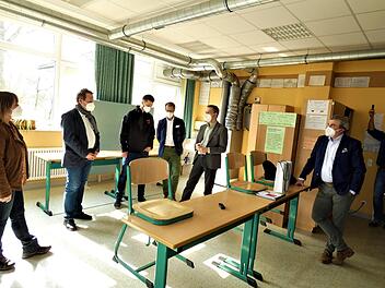 Die Mitarbeiter von Glen Dimplex erläuterten die Technik der Lüftungsanlage. Im Bild (von links) Stadträtin Dagmar Keis-Lechner, OB Ingo Lehmann, Heiko Lindner, Thorsten Zimmermann-Hanning, Jens Rammensee, Heiko Folgmann und Stadtrat Alexander Meile. Foto: Werner Reißaus