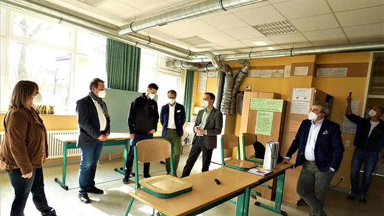 Die Mitarbeiter von Glen Dimplex erläuterten die Technik der Lüftungsanlage. Im Bild (von links) Stadträtin Dagmar Keis-Lechner, OB Ingo Lehmann, Heiko Lindner, Thorsten Zimmermann-Hanning, Jens Rammensee, Heiko Folgmann und Stadtrat Alexander Meile. Foto: Werner Reißaus