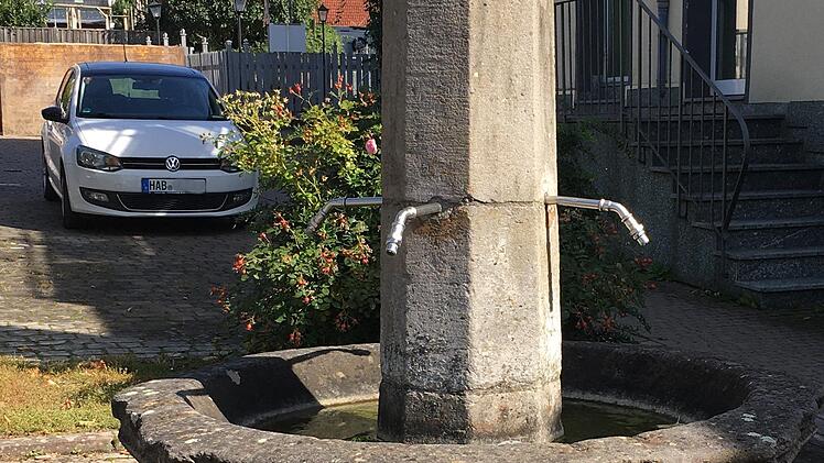 Aktuell steht das Innere des Niederbrunnens an der Umgehungs-/Turnhouter Straße.