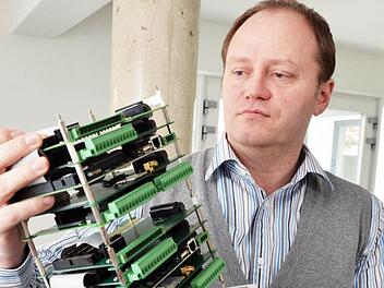 Michael Schuster mit einem Multiprozessor-System für Siemens. Eine Messtechnik, die zu den aufwändigeren Projekten seiner Firma gehört.