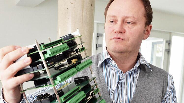 Michael Schuster mit einem Multiprozessor-System für Siemens. Eine Messtechnik, die zu den aufwändigeren Projekten seiner Firma gehört.