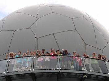 Ein Stück deutsche Geschichte schauten sich die Gäste aus Frankreich und England an. Von der Wasserkuppe aus kontrollierte die Bundesrepublik jahrelang den Luftraum der DDR. Fotos: Ulrike Müller