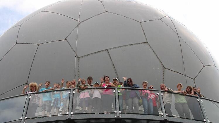 Ein Stück deutsche Geschichte schauten sich die Gäste aus Frankreich und England an. Von der Wasserkuppe aus kontrollierte die Bundesrepublik jahrelang den Luftraum der DDR. Fotos: Ulrike Müller