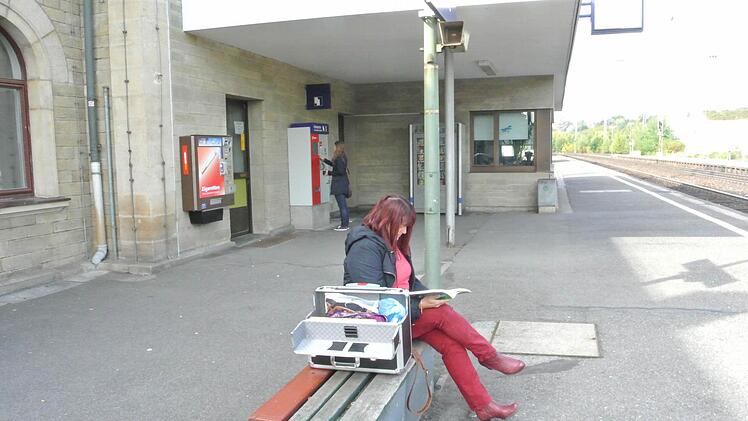 Der Fahrkartenautomat (hinten) soll mit Glas ummantelt zum neuen Warteraum werden.