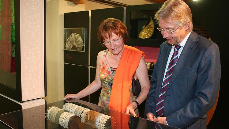 Spitzen, Bänder, Borten konnten sich nur begüterte leisten (mit Besuchern der Ausstellung).