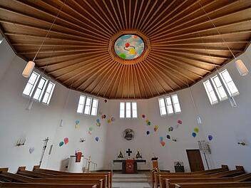 So ist die Christuskirche in Ebern nur noch wenige Tage zu sehen. Das Kunstwerk wird wieder abgebaut. Foto: Ronald Rinklef