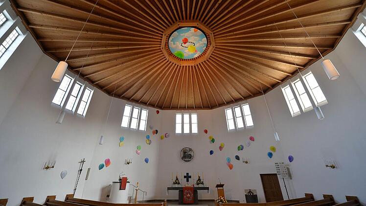 So ist die Christuskirche in Ebern nur noch wenige Tage zu sehen. Das Kunstwerk wird wieder abgebaut. Foto: Ronald Rinklef