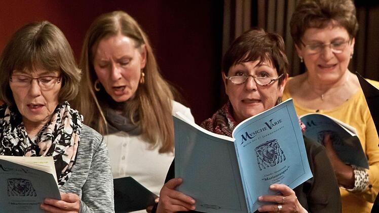 Der Coburger Bachchor probt Monteverdis "Marienvesper". Das Werk erklingt beim "Baustellenkonzert" am Sonntag, 22. November, in der Morizkirche.Foto: Jochen Berger