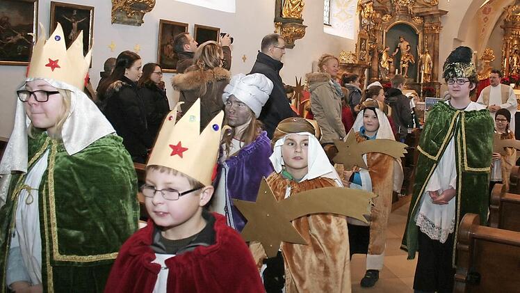 Die Sternsinger beim Auszug aus der Kirche Sankt Antonius Abbas, Sambach. Im Hintergrund Pater Stefan Panzer. Fotos: Evi Seeger