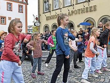 Am verkaufsoffenen Sonntag in Haßfurt begeisterten rund 50 Kinder und Teenager mit ihrer Moden-Tanzshow unter der Leitung von Christina Neumer die Besucher.