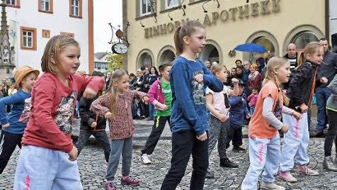 Am verkaufsoffenen Sonntag in Haßfurt begeisterten rund 50 Kinder und Teenager mit ihrer Moden-Tanzshow unter der Leitung von Christina Neumer die Besucher.