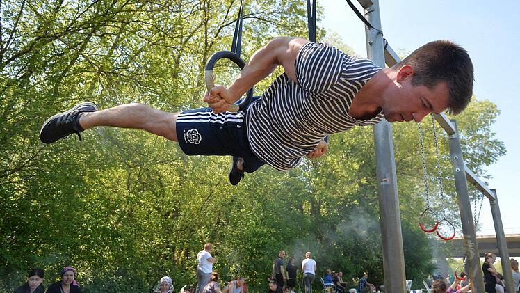 Die Mitglieder der "Calisthenics"-Gruppe Nürnberg trainieren am Pegnitzgrund.Foto: Ronald Rinklef