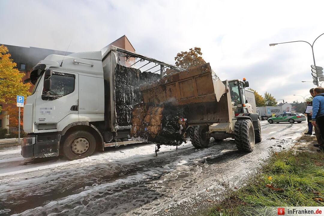 Papierladung geht in Flammen auf - Brennender Lkw in Hof