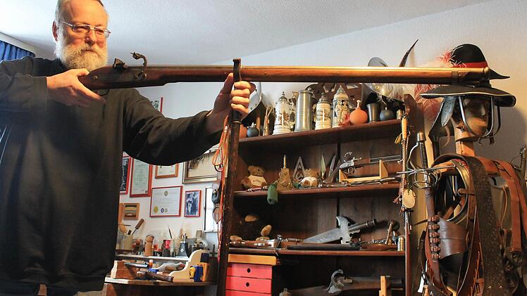 Zu Beginn des Dreißigjährigen Kriegs waren die Musketen noch schwerer. Daher benutzten sie eine Stützgabel (Furkett). Foto: Dominic Buckreus