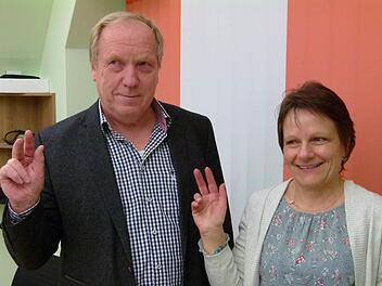 Als neue Gemeinderätin wurde Evelyn Schramm von Bürgermeister Werner Thomas vereidigt.Foto: Lothar Weidner
