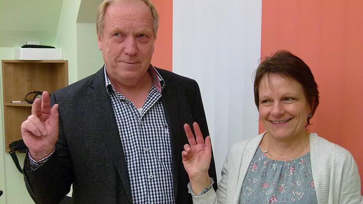 Als neue Gemeinderätin wurde Evelyn Schramm von Bürgermeister Werner Thomas vereidigt.Foto: Lothar Weidner