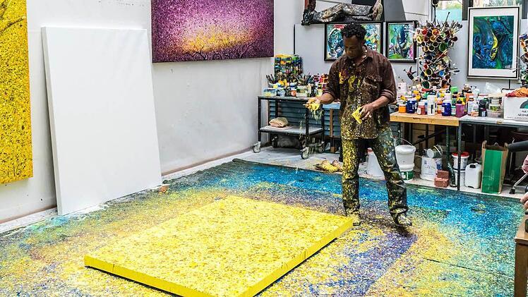 Angst, sich schmutzig zu machen, hat Chidi Kwubiri bei der Arbeit nicht.  Foto: Misereor