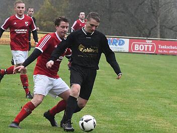 Gleich das Heft in die Hand genommen hatte der FC Bad Brückenau mit Alexander Krämer (links), der auf unserem Bild Oberthulbas Dominik Metz vom Ball trennen will. Hopf