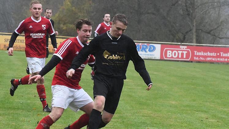 Gleich das Heft in die Hand genommen hatte der FC Bad Brückenau mit Alexander Krämer (links), der auf unserem Bild Oberthulbas Dominik Metz vom Ball trennen will. Hopf