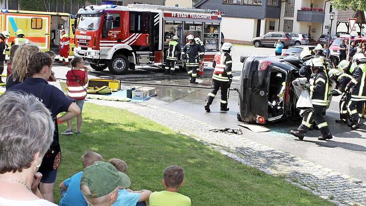 Unter der Leitung von Kommandant Michael Schnappauf hatte die Tschirner Feuerwehr eine überörtliche Schauübung nahe dem Festgelände organisiert. Fotos: Michael Wunder