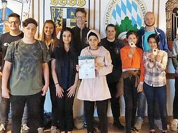 Im fairen Wettbewerb stellten sich elf Schüler mit Migrationshintergrund einem Sommerbiathlon, der von den Jungschützen der SG Rothenkirchen organisiert wurde. Am Ende freuten sich alle über ihre Urkunden. Mit im Bild Schatzmeister Mathias Beetz, hintere Reihe die Jungschützen Bastian Tumbach, Marius Löffler, Julia Geiger, Lukas Beetz, Lara Schmitt und Lehrer Jonathan Gebhardt. Foto: K.- H. Hofmann