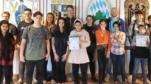 Im fairen Wettbewerb stellten sich elf Schüler mit Migrationshintergrund einem Sommerbiathlon, der von den Jungschützen der SG Rothenkirchen organisiert wurde. Am Ende freuten sich alle über ihre Urkunden. Mit im Bild Schatzmeister Mathias Beetz, hintere Reihe die Jungschützen Bastian Tumbach, Marius Löffler, Julia Geiger, Lukas Beetz, Lara Schmitt und Lehrer Jonathan Gebhardt. Foto: K.- H. Hofmann