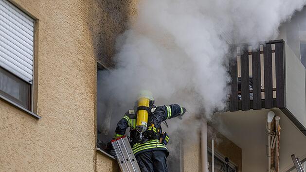 Feuer in Gunzenhausen: Nach dem Brand in einer Wohnung eines Mehrfamilienhauses musste die Feuerwehr mit etwa 50 Einsatzkr&auml;ften ausr&uuml;cken. Foto: NEWS5 / Goppelt