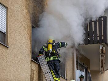 Feuer in Gunzenhausen: Nach dem Brand in einer Wohnung eines Mehrfamilienhauses musste die Feuerwehr mit etwa 50 Einsatzkräften ausrücken. Foto: NEWS5 / Goppelt