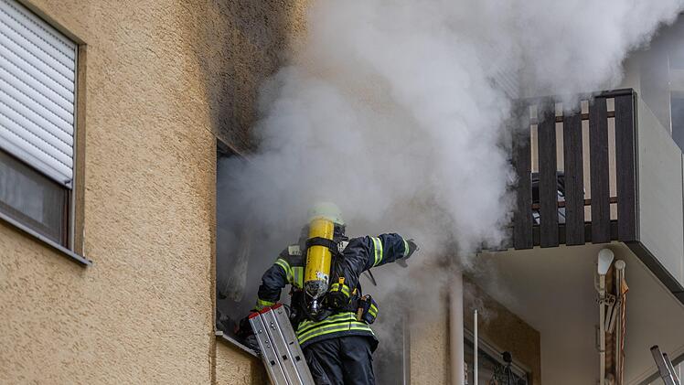 Feuer in Gunzenhausen: Nach dem Brand in einer Wohnung eines Mehrfamilienhauses musste die Feuerwehr mit etwa 50 Einsatzkräften ausrücken. Foto: NEWS5 / Goppelt
