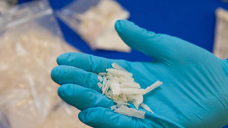 So sieht die Droge Crystal Meth aus, die einem Kleinkind im Raum Ebern beinahe zum Verh&auml;ngnis geworden w&auml;re. Symbolfoto: Daniel Karmann/dpa