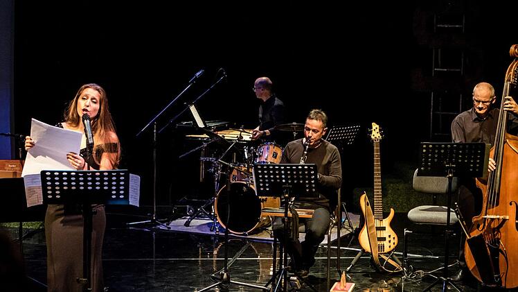 Impressionen vom Liederabend "Von Liebesglück und Lebertran" im Coburger Theater in der ReithalleFoto: Jochen Berger
