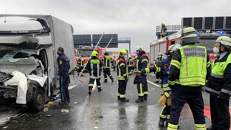 In mit Baumst&auml;mmen beladenen Laster gekracht: Fahrerkabine komplett zerst&ouml;rt