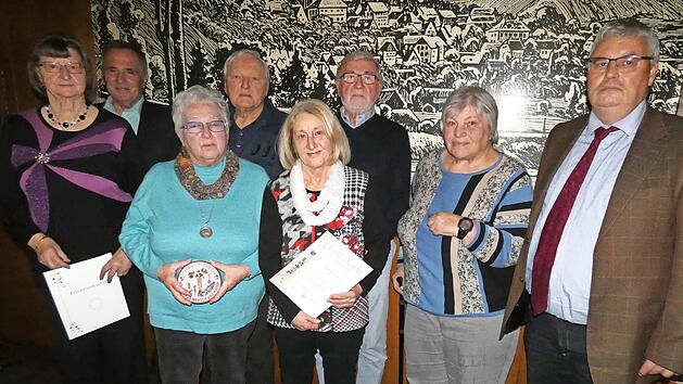 Ehrungen gab es beim Gartenbauverein Trebgast. Im Bild (von links) Gerlinde Potzel, Kreisvorsitzender G&uuml;nther Reif, Edith Gei&szlig;ler, Adolf Lauterbach, Karin Leucht, Reiner Bock, Sigrid Fuchs und B&uuml;rgermeister und Vorsitzender Herwig Neumann