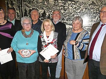 Ehrungen gab es beim Gartenbauverein Trebgast. Im Bild (von links) Gerlinde Potzel, Kreisvorsitzender Günther Reif, Edith Geißler, Adolf Lauterbach, Karin Leucht, Reiner Bock, Sigrid Fuchs und Bürgermeister und Vorsitzender Herwig Neumann