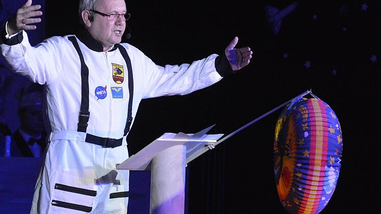 Eberhard Wohl als Astronaut mit Überblick.