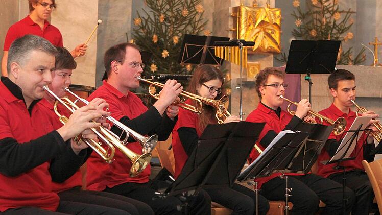 Nicht nur die Trompeter sorgen für einen festlichen Klang. Fotos: Thomas Dill