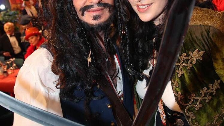 Alexander Dobrindt und Dorothee Bär beim Veitshöchheimer Fasching 2012 als Piraten.  Foto: Karl-Josef Hildenbrand, dpa