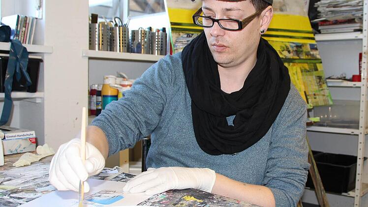 Alexander Ruppert arbeitet in seinem Atelier.  Foto: Benedikt Borst