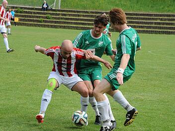 Engagierter Abschied: Gemeinsam machen sich die Garitzer Benedikt Lang und Jens Niebling (rechts) an die Balleroberung gegen Dampfachs Alexander Prichodko. Foto: Hopf