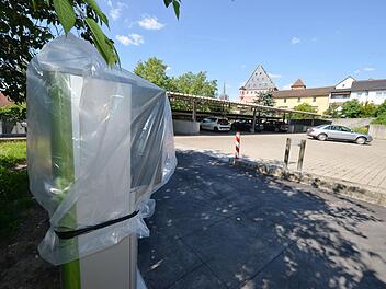 Alles ist vorbereitet für das Schrankensystem an den Lichtenfelser Parkhäusern (hier am Stadtgraben). Die Inbetriebnahme erfolgt am Montag, 4. Juli, um 8 Uhr. Foto: Ronald Rinklef