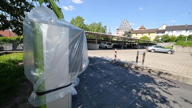 Alles ist vorbereitet für das Schrankensystem an den Lichtenfelser Parkhäusern (hier am Stadtgraben). Die Inbetriebnahme erfolgt am Montag, 4. Juli, um 8 Uhr. Foto: Ronald Rinklef