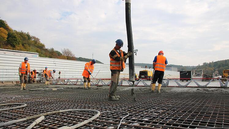 Jede Woche werden 25 Meter Autobahn-Brücke betoniert und übers Tal neben dem Klöffelsberg geschoben. Foto: Ralf Ruppert