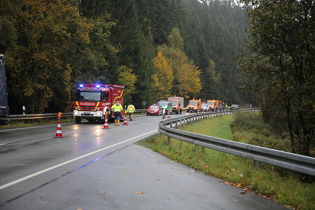 Schwarzenbach: Lkw reißt sich Dieseltank auf