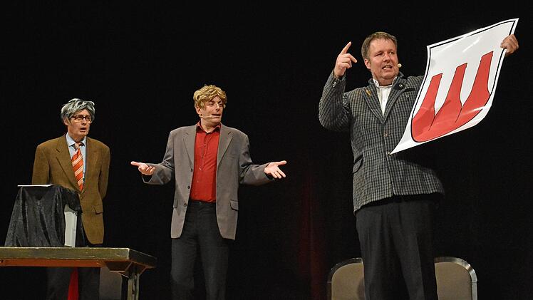 "Freiheit für Strunzleinshausen". Für diese fränkische Persiflage auf die Unabhängigkeitsbewegung Kataloniens erhielten (von links) Georg Koeniger, Florian Hoffmann und Michael A. Tomis vom Totalen Bamberger Cabaret bei der Premiere ihres Jahresrückblicks "Augen zu und nochmal durch" beim Kulturamt Haßfurt live sehr viel Applaus.