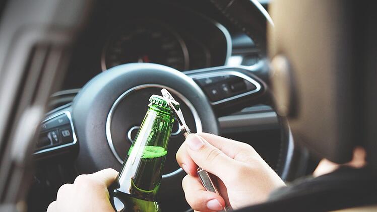 Ein betrunkener 50-J&auml;hriger hat auf der A73 mit gef&auml;hrlichen Aktionen f&uuml;r Aufsehen gesorgt. Symbolbild: pixabay.com / StockSnap